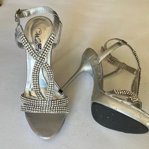 metallic silver gorgeous 4.5” sky high stiletto high heels rhinestones size 6